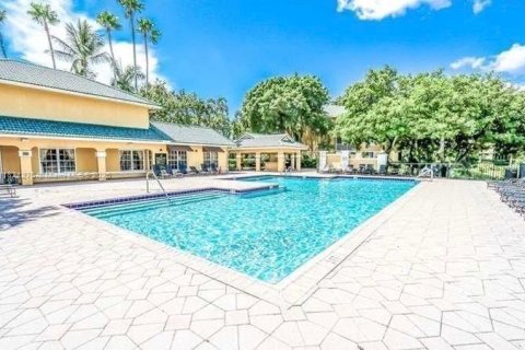 Condo in Pompano Beach, Florida, 1 bedroom № 1962197 - photo 1
