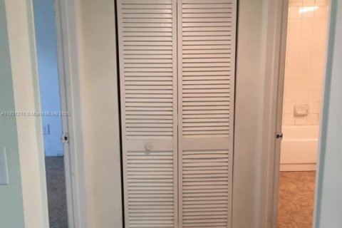 Condo in Pompano Beach, Florida, 1 bedroom № 1962197 - photo 9