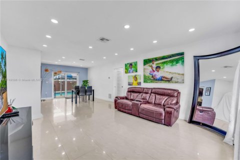 House in Hollywood, Florida 3 bedrooms, 150.5 sq.m. № 1711879 - photo 5