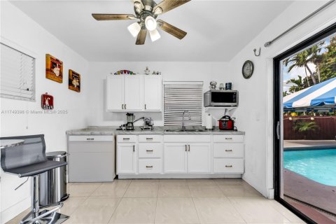 House in Hollywood, Florida 3 bedrooms, 150.5 sq.m. № 1711879 - photo 23