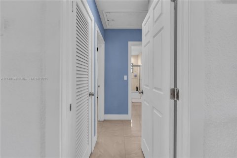 House in Hollywood, Florida 3 bedrooms, 150.5 sq.m. № 1711879 - photo 10