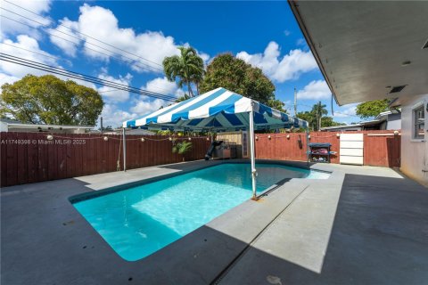 House in Hollywood, Florida 3 bedrooms, 150.5 sq.m. № 1711879 - photo 24