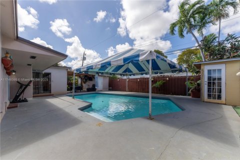 House in Hollywood, Florida 3 bedrooms, 150.5 sq.m. № 1711879 - photo 25
