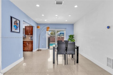 House in Hollywood, Florida 3 bedrooms, 150.5 sq.m. № 1711879 - photo 7