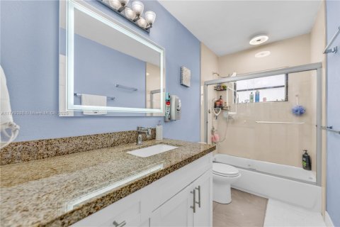 House in Hollywood, Florida 3 bedrooms, 150.5 sq.m. № 1711879 - photo 12