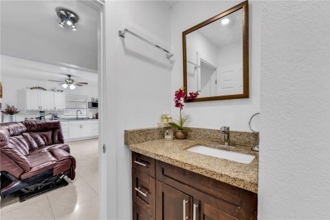 House in Hollywood, Florida 3 bedrooms, 150.5 sq.m. № 1711879 - photo 21