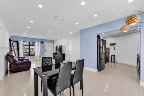 House in Hollywood, Florida 3 bedrooms, 150.5 sq.m. № 1711879 - photo 16