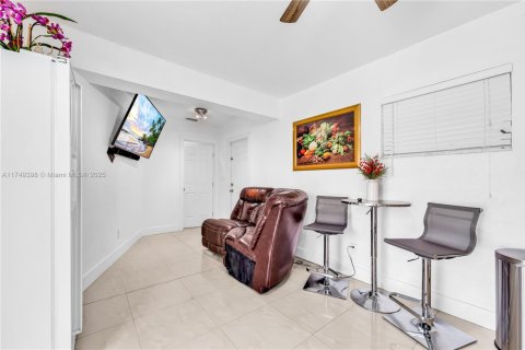 House in Hollywood, Florida 3 bedrooms, 150.5 sq.m. № 1711879 - photo 22
