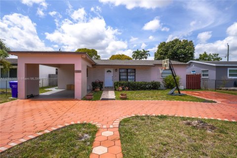 House in Hollywood, Florida 3 bedrooms, 150.5 sq.m. № 1711879 - photo 2