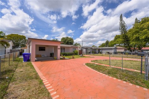 House in Hollywood, Florida 3 bedrooms, 150.5 sq.m. № 1711879 - photo 3