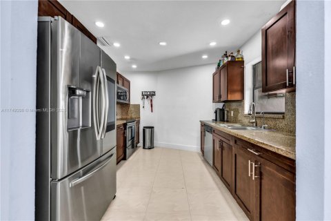 House in Hollywood, Florida 3 bedrooms, 150.5 sq.m. № 1711879 - photo 8