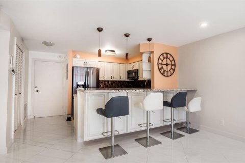 Condo in Pompano Beach, Florida, 2 bedrooms  № 2083865 - photo 7