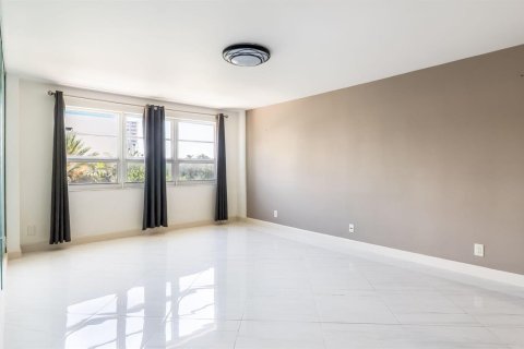 Condo in Pompano Beach, Florida, 2 bedrooms  № 2083865 - photo 16