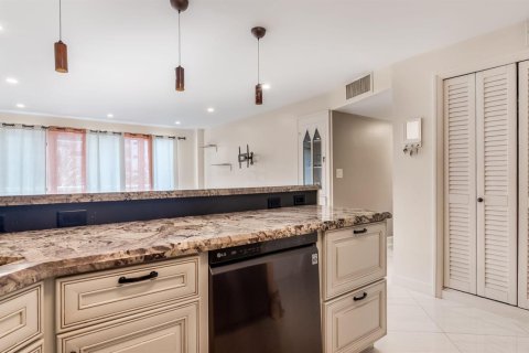 Condo in Pompano Beach, Florida, 2 bedrooms  № 2083865 - photo 5