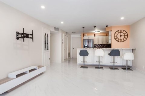 Condo in Pompano Beach, Florida, 2 bedrooms  № 2083865 - photo 11