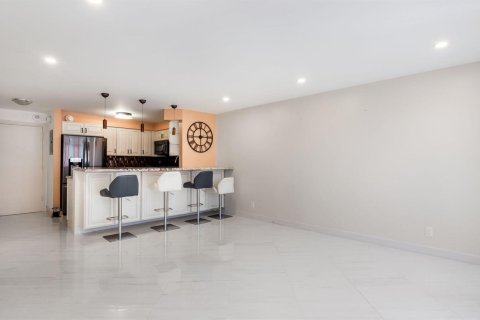 Condo in Pompano Beach, Florida, 2 bedrooms  № 2083865 - photo 9