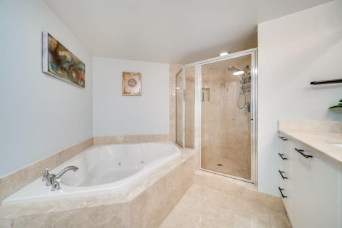 Condo in Fort Lauderdale, Florida, 2 bedrooms  № 2400599 - photo 21