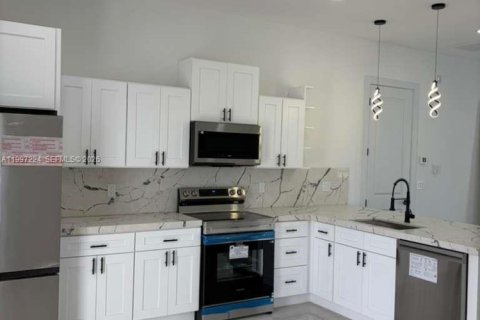 House in Lehigh Acres, Florida 3 bedrooms № 2058890 - photo 3