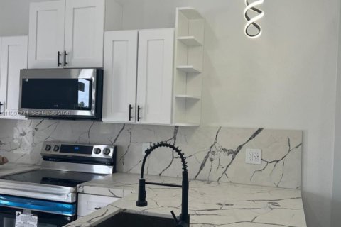 House in Lehigh Acres, Florida 3 bedrooms № 2058890 - photo 4