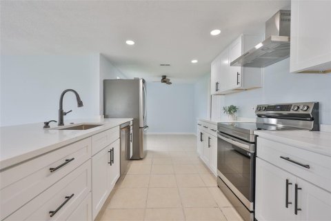 House in Apollo Beach, Florida 2 bedrooms, 120.4 sq.m. № 1918034 - photo 10