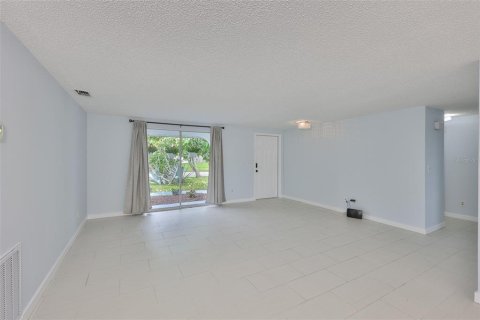 House in Apollo Beach, Florida 2 bedrooms, 120.4 sq.m. № 1918034 - photo 6