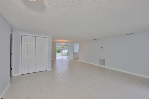 House in Apollo Beach, Florida 2 bedrooms, 120.4 sq.m. № 1918034 - photo 4
