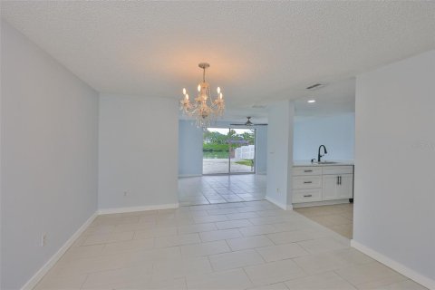 House in Apollo Beach, Florida 2 bedrooms, 120.4 sq.m. № 1918034 - photo 7
