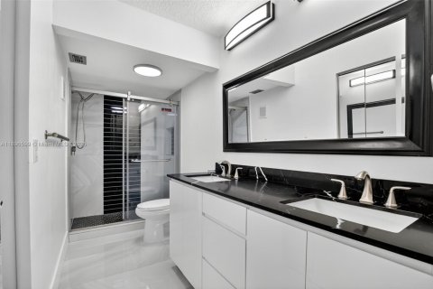 Condo in Sunrise, Florida, 2 bedrooms  № 1948993 - photo 24