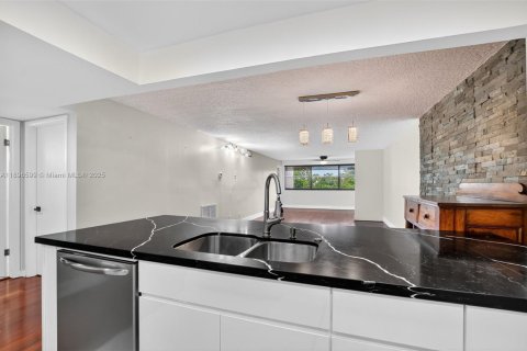 Condo in Sunrise, Florida, 2 bedrooms  № 1948993 - photo 19