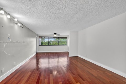 Condo in Sunrise, Florida, 2 bedrooms  № 1948993 - photo 10
