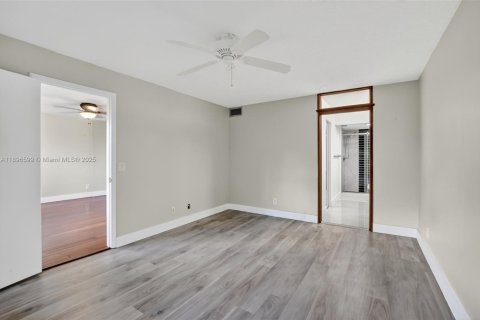 Condo in Sunrise, Florida, 2 bedrooms  № 1948993 - photo 22