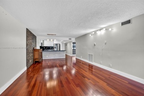 Condo in Sunrise, Florida, 2 bedrooms  № 1948993 - photo 14
