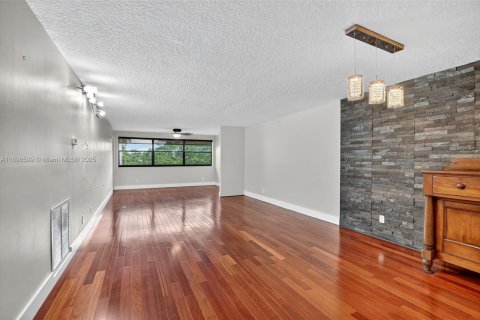 Condo in Sunrise, Florida, 2 bedrooms  № 1948993 - photo 9
