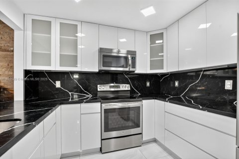 Condo in Sunrise, Florida, 2 bedrooms  № 1948993 - photo 18