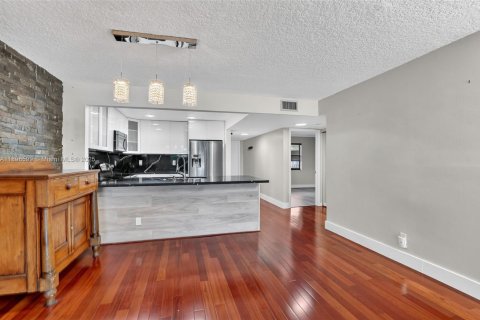 Condo in Sunrise, Florida, 2 bedrooms  № 1948993 - photo 8