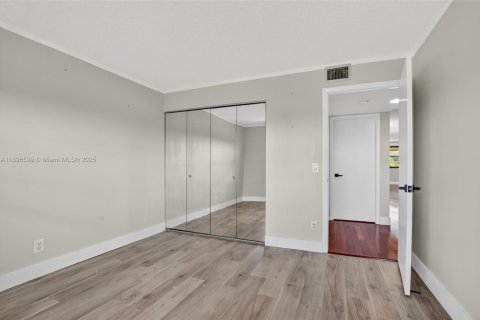 Condo in Sunrise, Florida, 2 bedrooms  № 1948993 - photo 28