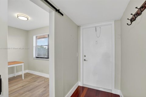 Condo in Sunrise, Florida, 2 bedrooms  № 1948993 - photo 5