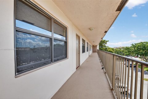 Condo in Sunrise, Florida, 2 bedrooms  № 1948993 - photo 3