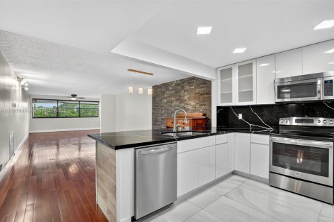 Condo in Sunrise, Florida, 2 bedrooms  № 1948993 - photo 20