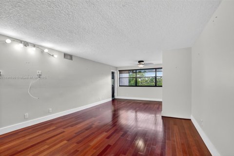 Condo in Sunrise, Florida, 2 bedrooms  № 1948993 - photo 11
