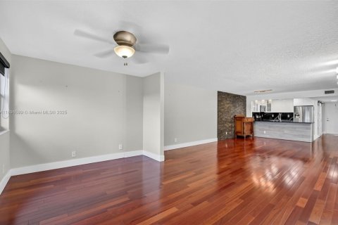 Condo in Sunrise, Florida, 2 bedrooms  № 1948993 - photo 16