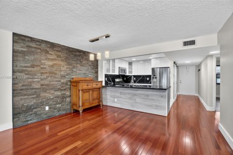 Condo in Sunrise, Florida, 2 bedrooms  № 1948993 - photo 7