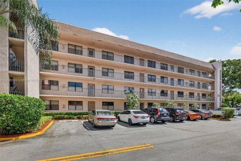 Condo in Sunrise, Florida, 2 bedrooms  № 1948993 - photo 2