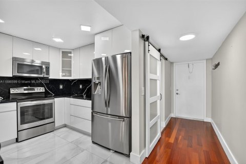 Condo in Sunrise, Florida, 2 bedrooms  № 1948993 - photo 17