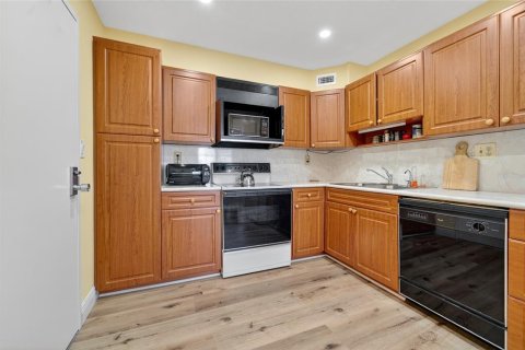 Condo in Coral Springs, Florida, 2 bedrooms  № 1828482 - photo 12