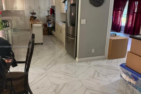 Villa ou maison à vendre à Royal Palm Beach, Floride: 4 chambres, 177.63 m2 № 1953449 - photo 4