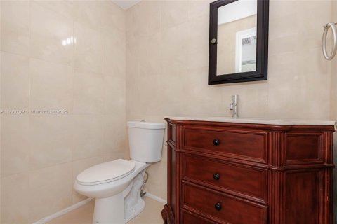 Condo in Hollywood, Florida, 1 bedroom  № 1860984 - photo 27