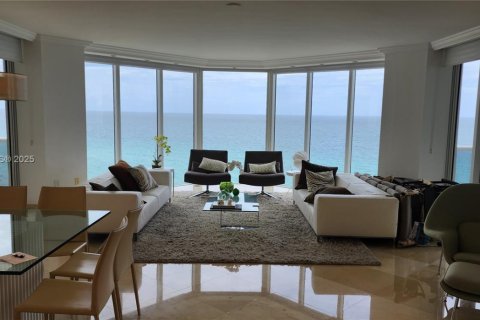 Снять в аренду кондоминиум в Санни-Айлс-Бич, Флорида 3 спальни, 247.58м2, № 1960178 - фото 1
