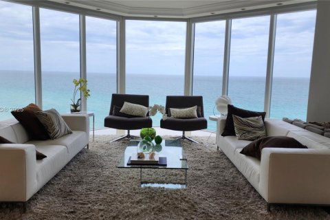Снять в аренду кондоминиум в Санни-Айлс-Бич, Флорида 3 спальни, 247.58м2, № 1960178 - фото 2