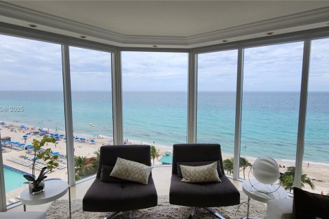Снять в аренду кондоминиум в Санни-Айлс-Бич, Флорида 3 спальни, 247.58м2, № 1960178 - фото 3